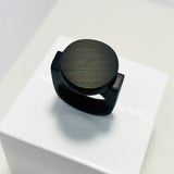 black resin finger ring fitted with a minimalist black disc
